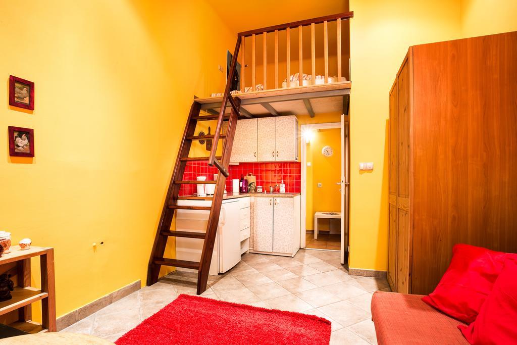 Live Like Locals: Market Square X Jewish District Apartment