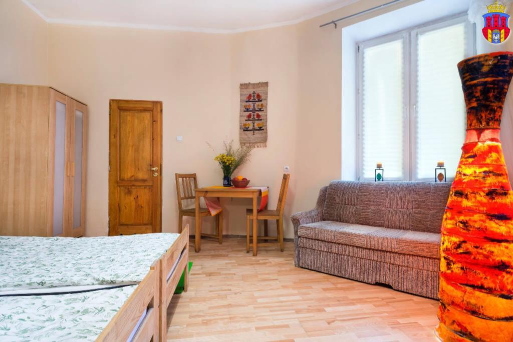 Live Like Locals: Market Square X Jewish District Apartment