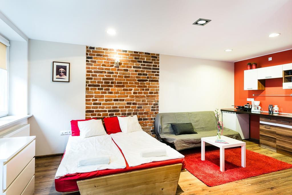 Live Like Locals: Market Square X Jewish District Apartment